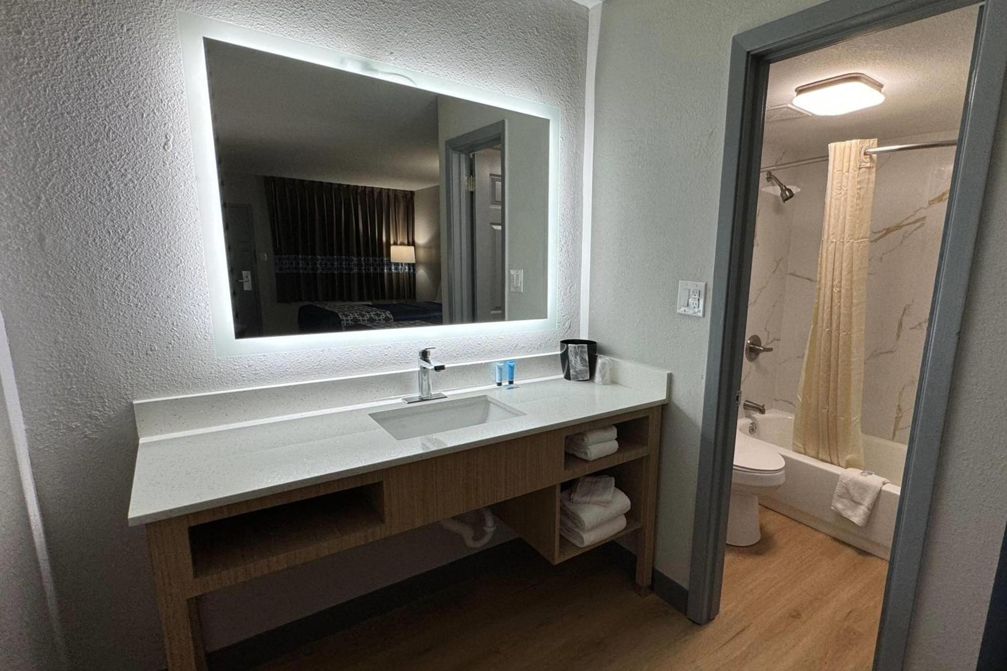 Travelodge By Wyndham Gainesville Buitenkant foto